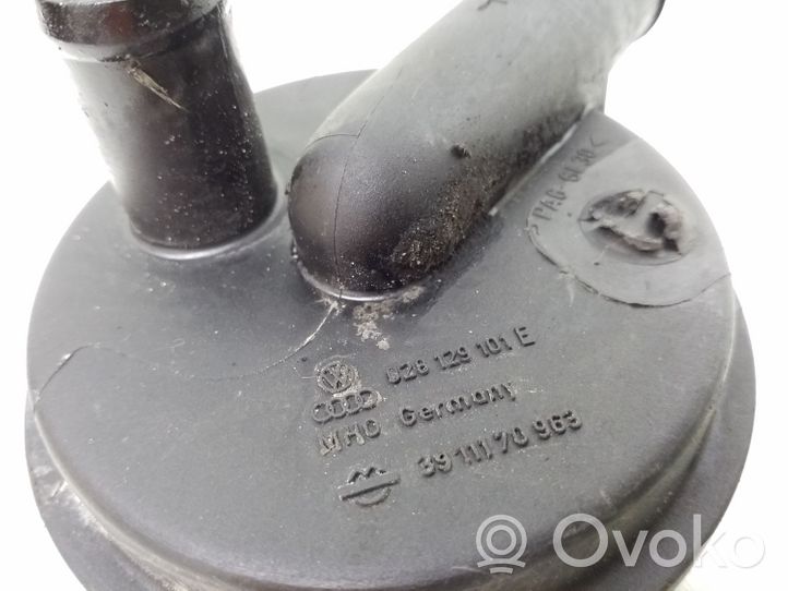 Skoda Octavia Mk1 (1U) Sfiato/tubo di sfiato/tubo flessibile 028129101E