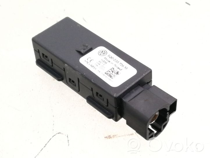 Skoda Fabia Mk3 (NJ) USB-pistokeliitin 5Q0035726M