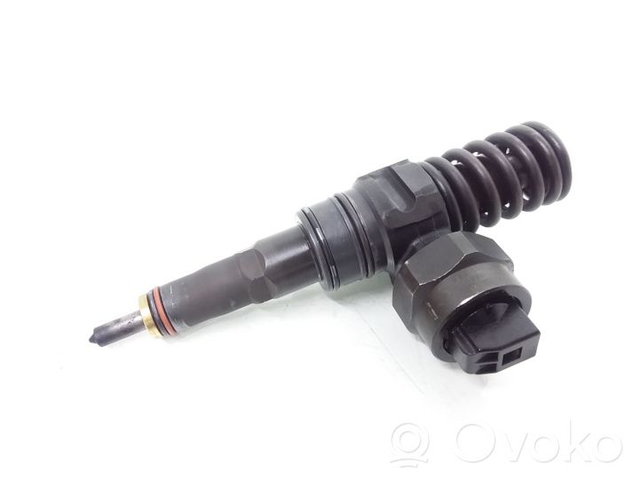 Volkswagen PASSAT B5 Fuel injector 038130073F