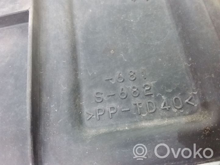 Toyota Yaris Wlot / Kanał powietrza intercoolera 681S682