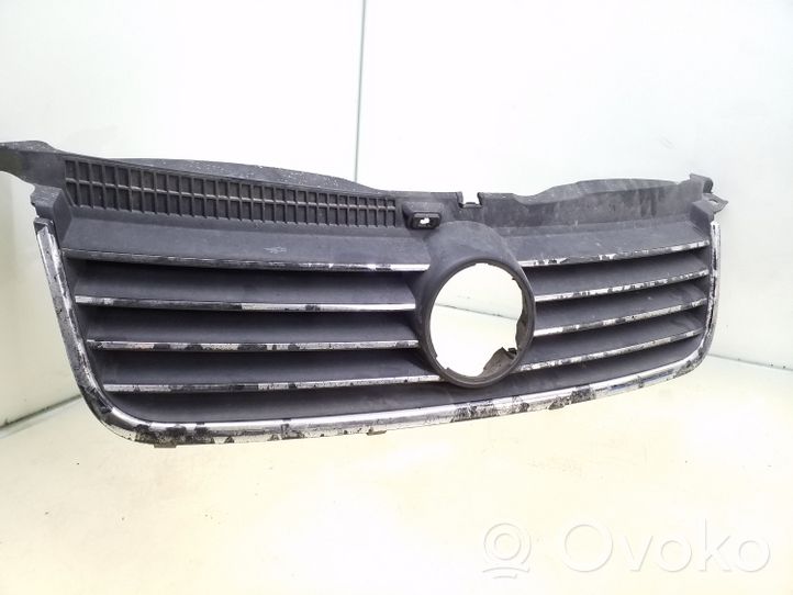 Volkswagen PASSAT B5.5 Grille calandre supérieure de pare-chocs avant 242901N