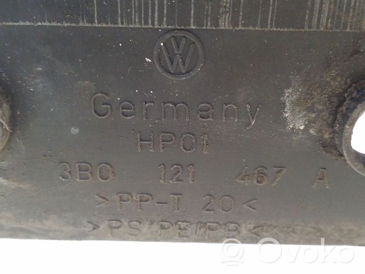 Volkswagen PASSAT B5 Guía de aire del intercooler 3B0121467A