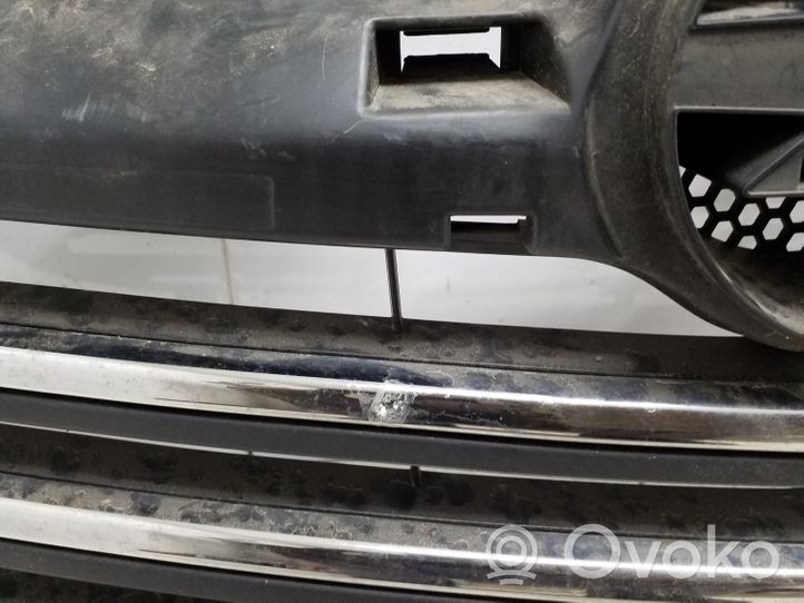 Opel Vivaro Front bumper upper radiator grill 93450928