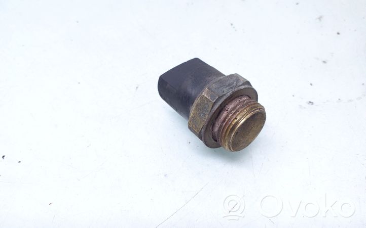 Volkswagen PASSAT B5 Czujnik temperatury płynu chłodzącego 321959481C