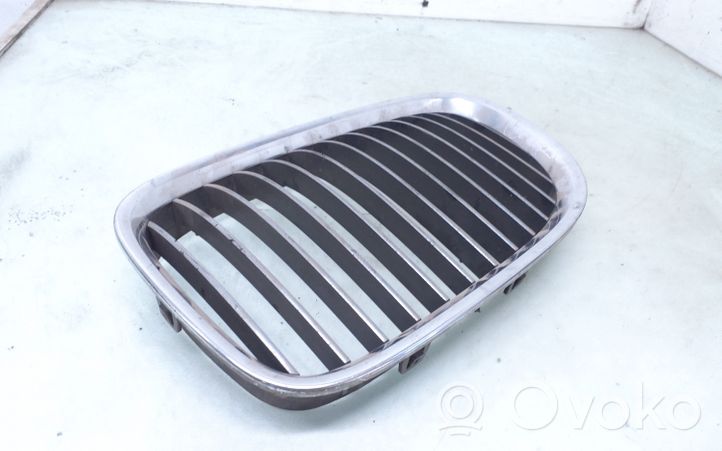 BMW 7 E65 E66 Grille calandre supérieure de pare-chocs avant 10627110