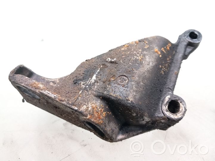 Audi 80 90 S2 B4 Vairo stiprintuvo siurblio tvirtinimo kronšteinas 068145531A