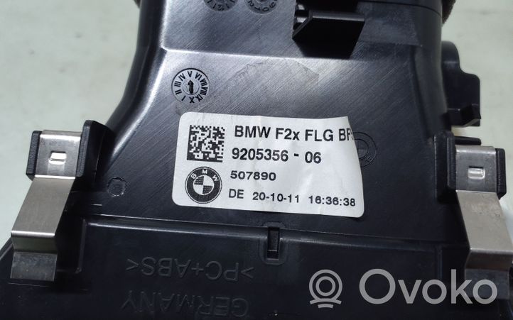 BMW 1 F20 F21 Kojelaudan sivutuuletussuuttimen kehys 9205356