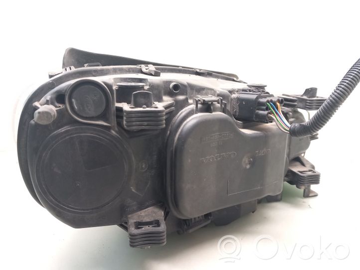 Volvo V70 Lampa przednia 31214351