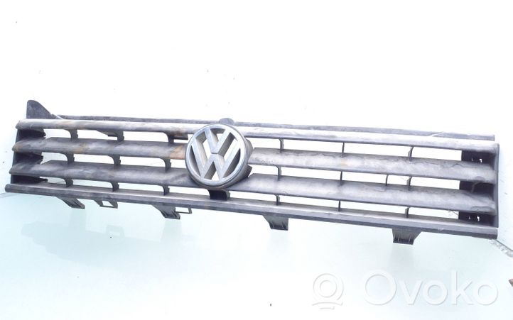 Volkswagen PASSAT B2 Priekšējais režģis 321853653N