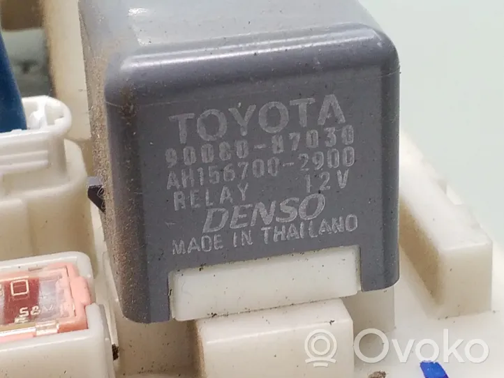 Toyota Auris 150 Module de fusibles 8273002140