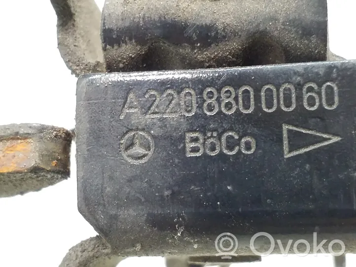 Mercedes-Benz S W220 Konepellin lukituksen vastakappale A2208800060