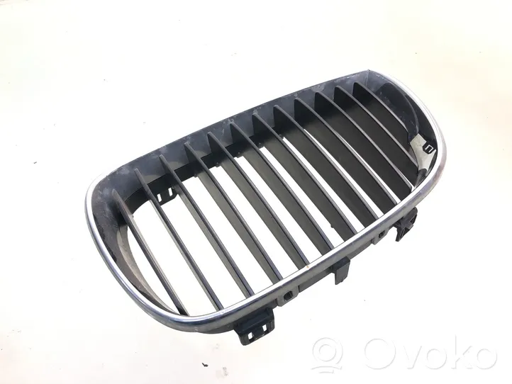 BMW 1 E81 E87 Grille calandre supérieure de pare-chocs avant 7077129