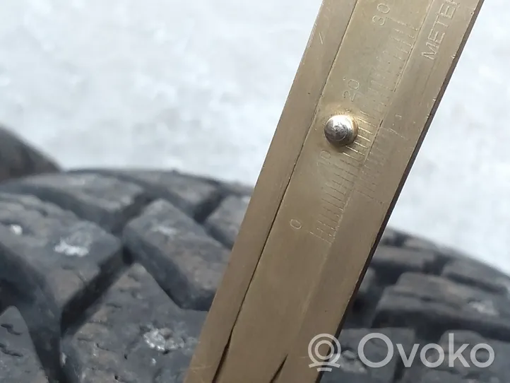 Volkswagen Golf II Neumáticos de invierno/nieve con tacos R15 NOKIAN