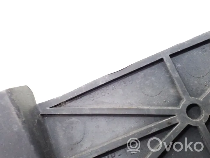 Opel Vivaro Radiator trim 93854399