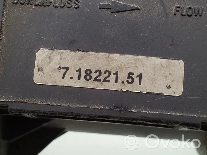 Volkswagen PASSAT B4 Przepływomierz masowy powietrza MAF 71822151