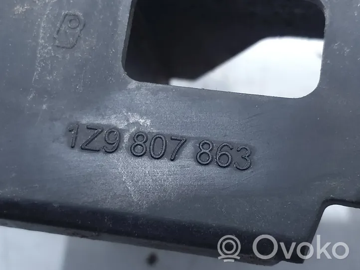Skoda Octavia Mk2 (1Z) Takapuskurin kannake 1Z9807863
