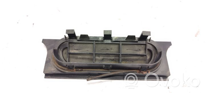 BMW 3 E30 Évent de pression de quart de panneau 64221922279