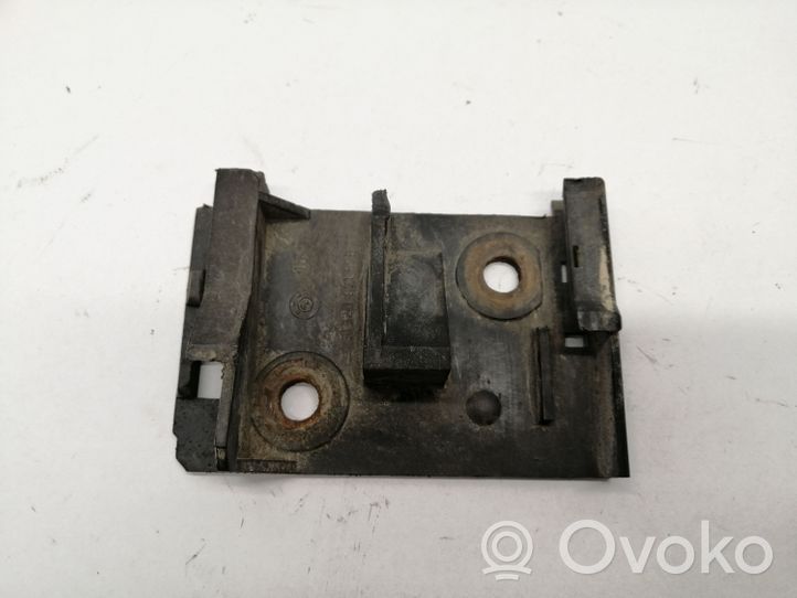 BMW 3 E30 Staffa di rinforzo montaggio del paraurti posteriore 51121971595