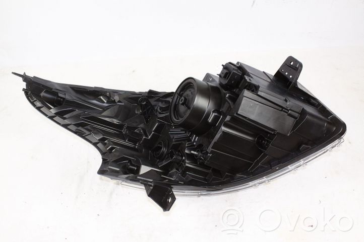 Opel Vivaro Headlight/headlamp 260608727R