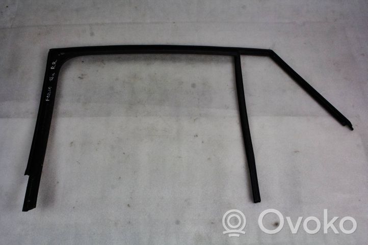 Skoda Fabia Mk3 (NJ) Rivestimento modanatura del vetro della portiera posteriore 6V6839431