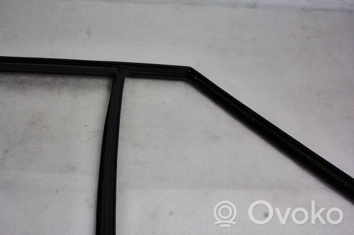 Skoda Fabia Mk3 (NJ) Rivestimento modanatura del vetro della portiera posteriore 6V6839431