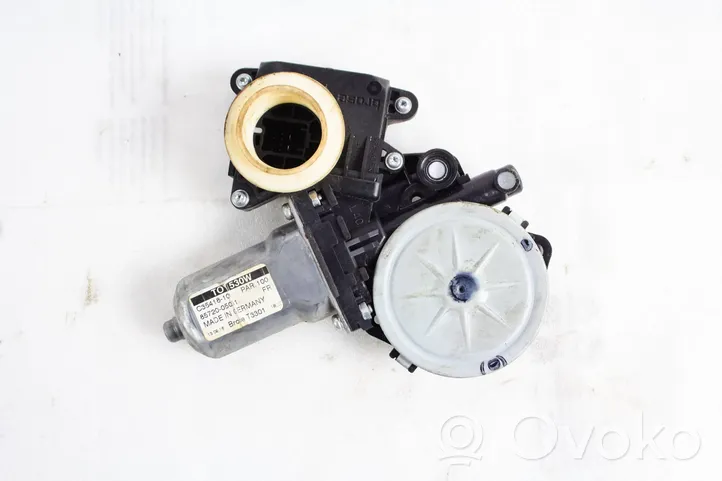 Toyota Avensis T270 Moteur de lève-vitre de porte avant 8572005051