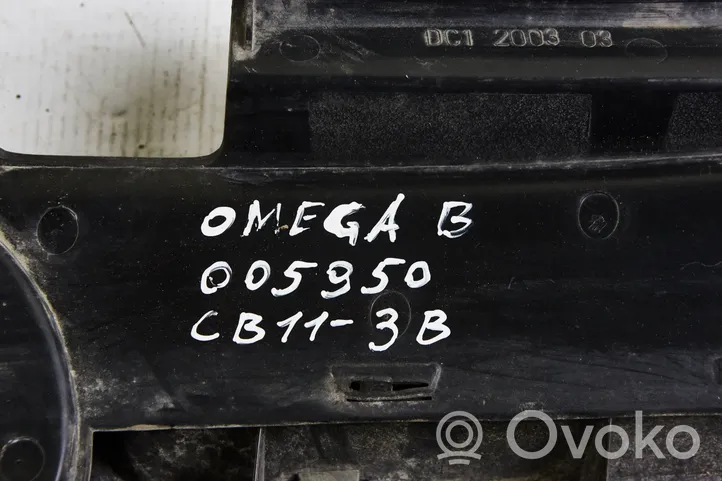 Opel Omega B1 Etupuskurin ylempi jäähdytinsäleikkö 0P07007GA