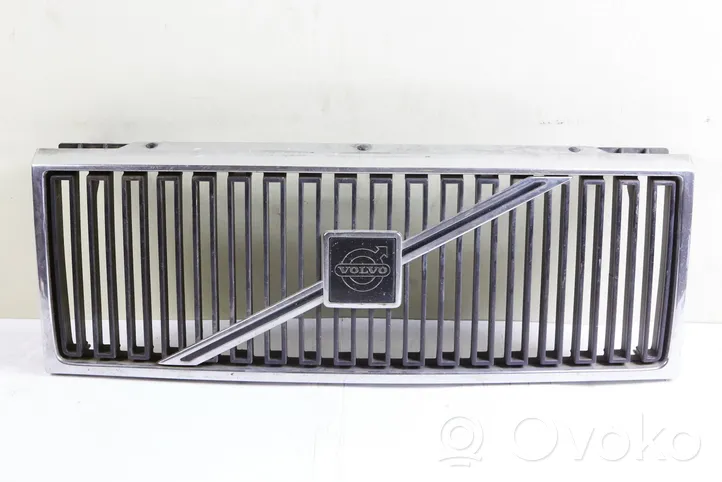 Volvo 740 Grille calandre supérieure de pare-chocs avant 1369617