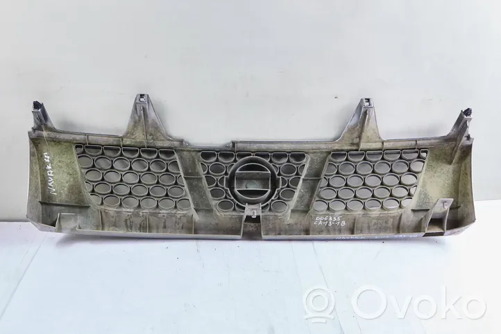 Nissan Navara D22 Grille calandre supérieure de pare-chocs avant 62310vk000