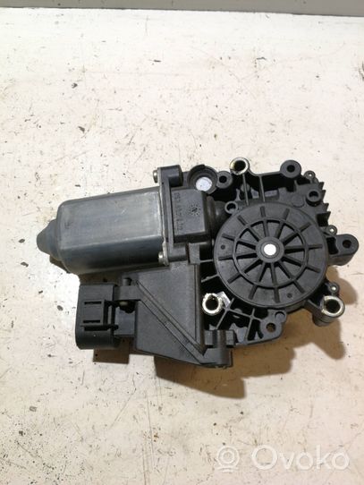 Audi A4 S4 B5 8D Varikliukas priekinio langų pakėlėjo 8d0959801d