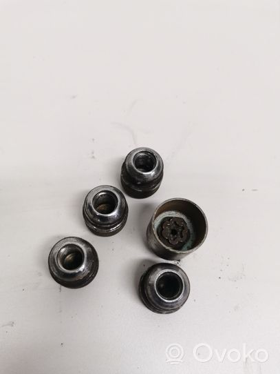 Honda CR-V Anti-theft wheel nuts and lock 