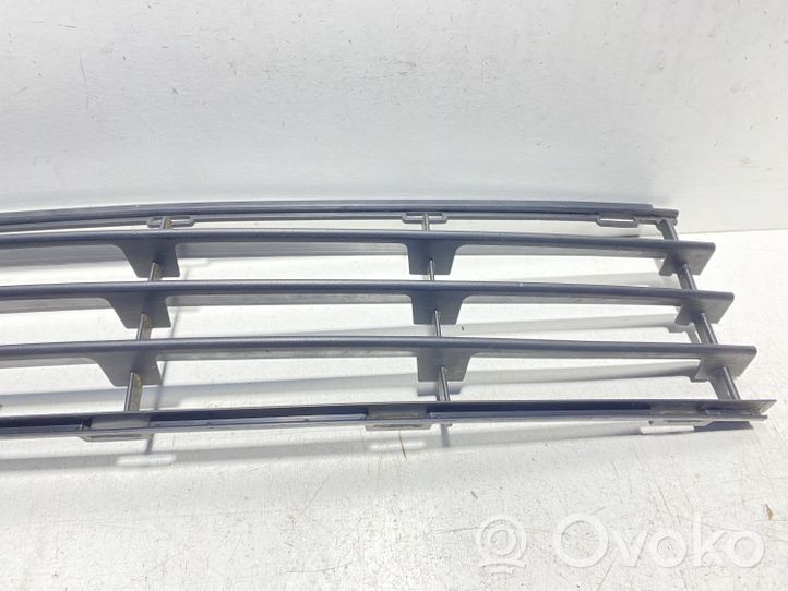 Renault Clio II Grille inférieure de pare-chocs avant 8200271912