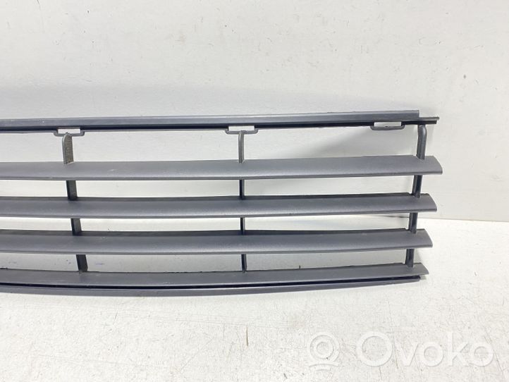 Renault Clio II Grille inférieure de pare-chocs avant 8200271912