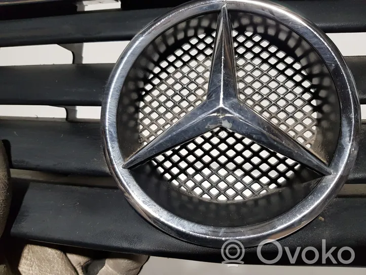 Mercedes-Benz A W168 Grille calandre supérieure de pare-chocs avant 1688801483