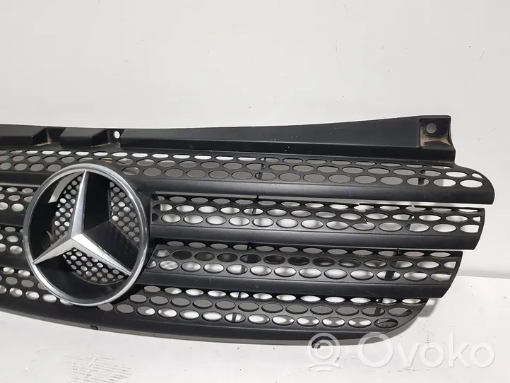 Mercedes-Benz Vito Viano W639 Grille calandre supérieure de pare-chocs avant A6398800185