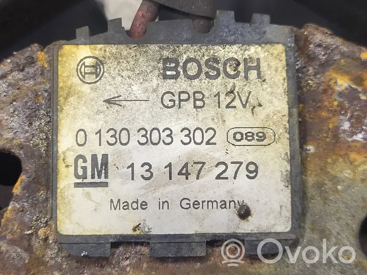 Opel Astra H Jäähdyttimen jäähdytinpuhaltimen suojus 13132559