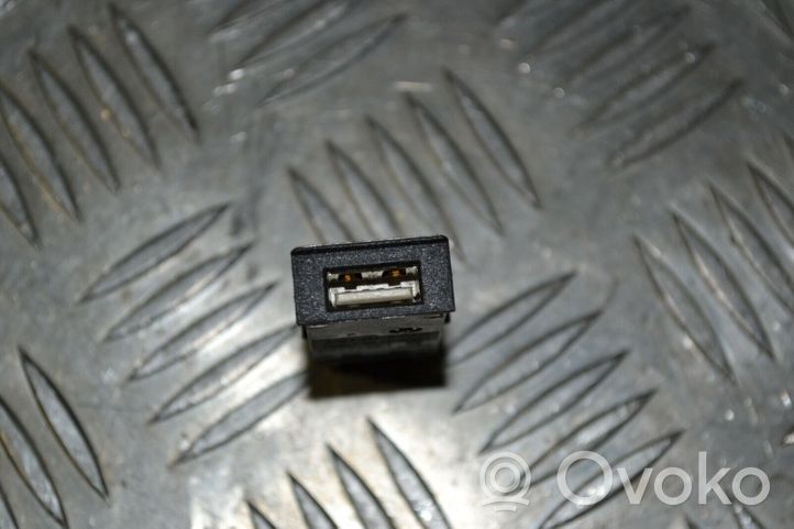 Opel Astra J Connettore plug in USB 13348688