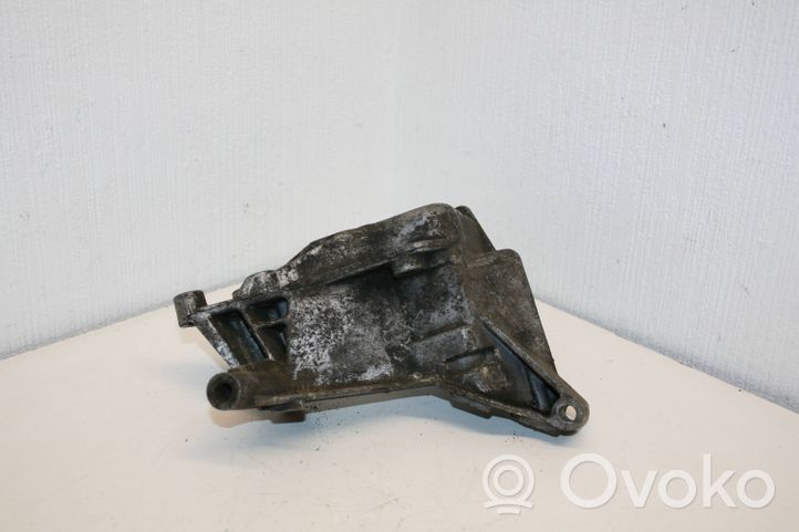 Audi A6 S6 C4 4A Vairo stiprintuvo siurblio tvirtinimo kronšteinas 054145523G