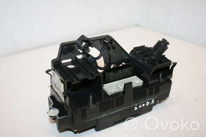Skoda Octavia Mk2 (1Z) Oro kondicionieriaus/ klimato/ pečiuko valdymo blokas (salone) 1Z0820045A