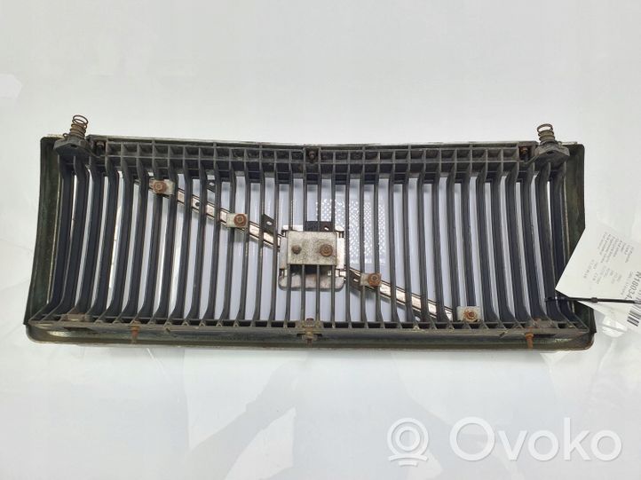 Volvo 240 Grille calandre supérieure de pare-chocs avant 1312657