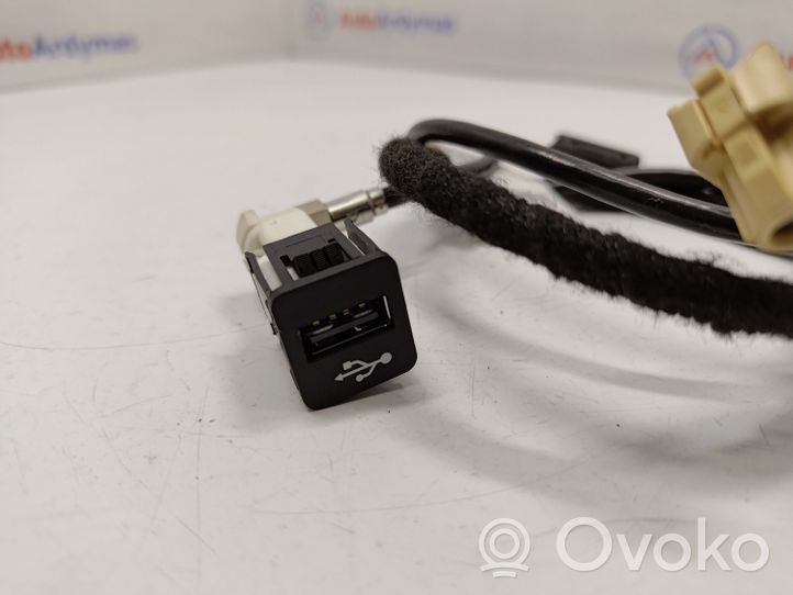 BMW 3 F30 F35 F31 Connettore plug in USB 84109229294