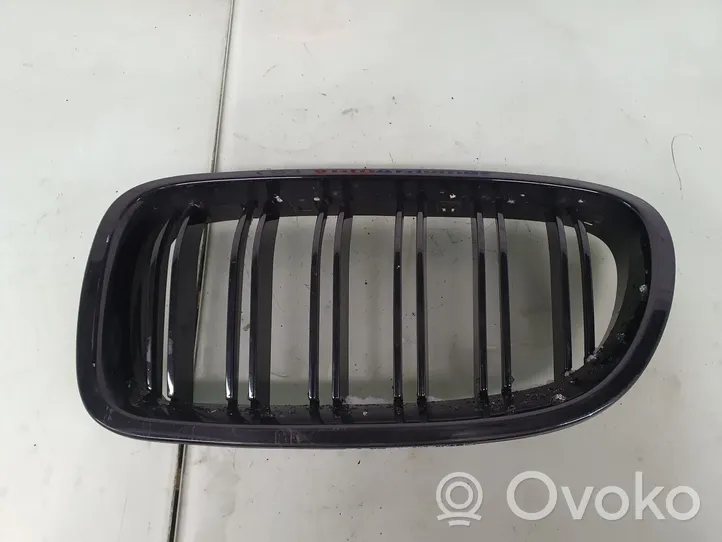 BMW 5 F10 F11 Grotelės viršutinės 51712165539