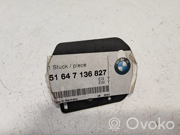 BMW 3 E90 E91 Uchwyt / Mocowanie lampy przedniej 51647136827