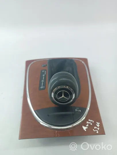 Mercedes-Benz E W211 Rivestimento in pelle/manopola della leva del cambio 2118216958
