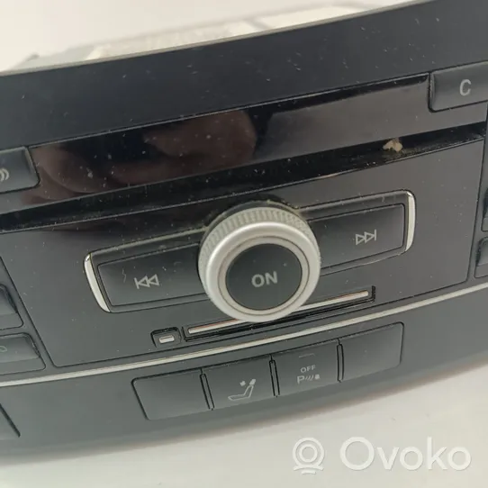 Mercedes-Benz E W212 Radio/CD/DVD/GPS head unit A2129008404