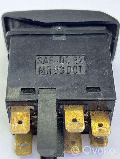 Volkswagen PASSAT B3 Interrupteur feux de détresse SAECC82