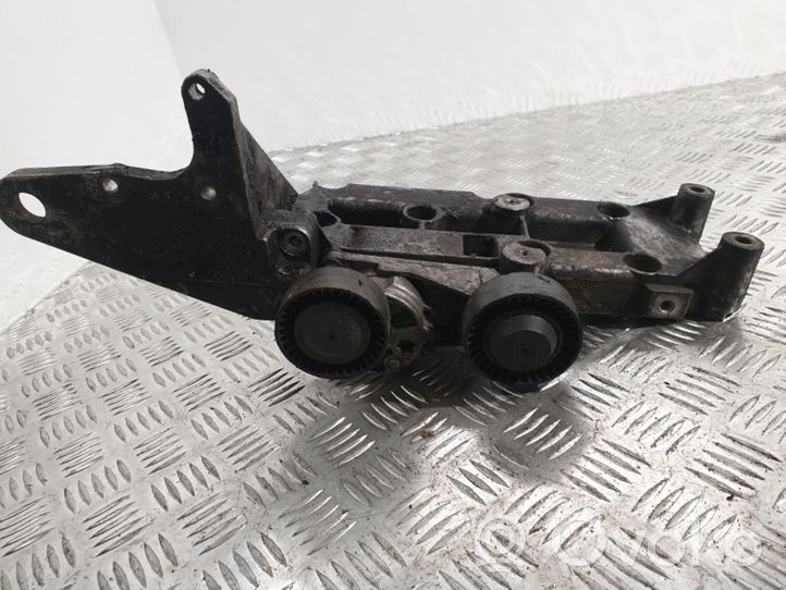 Volvo V70 Soporte del alternador 8642196