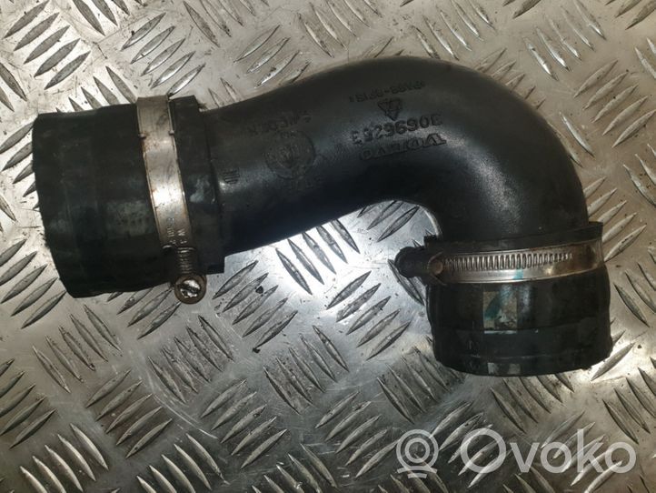 Volvo V70 Manguera/tubo del intercooler 30696253