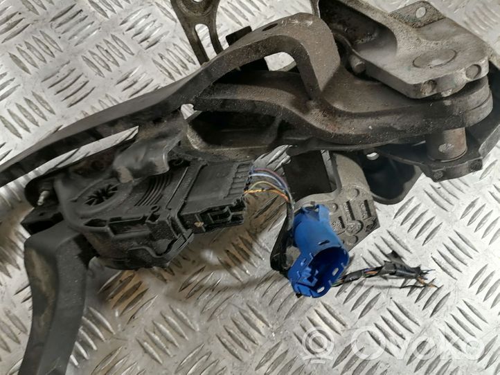 Volvo V70 Pedal assembly 