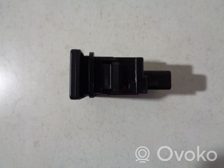 Toyota Avensis T270 Fuel tank opening switch 15C252